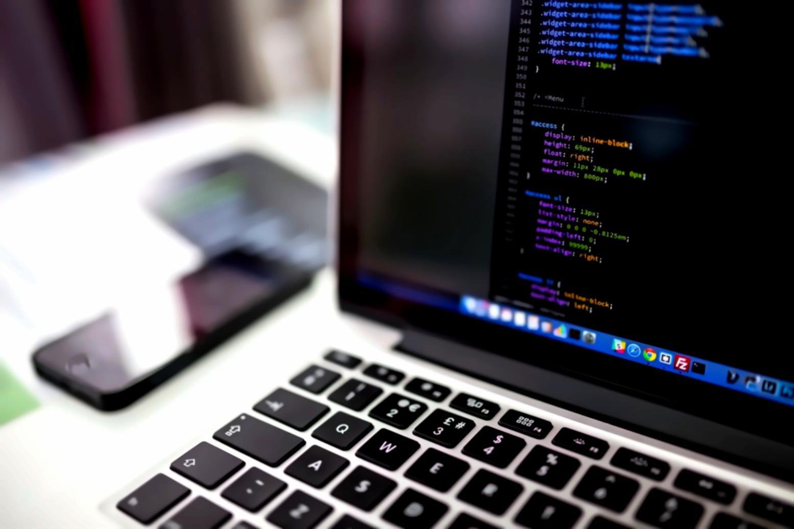 Interactieve leersessie met studenten die werken aan browsergebaseerde casino game projecten